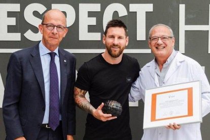 Messi, amb la pilota feta amb draps del premi Pilota Educativa 2019 d’una fundació del papa.