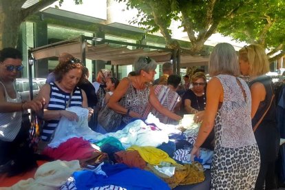 Una de las paradas del mercado de rebajas de Balaguer. 