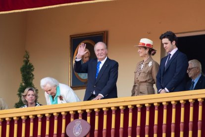 Don Juan Carlos, aclamado en Aranjuez, se retira arropado por familia y amigos. 