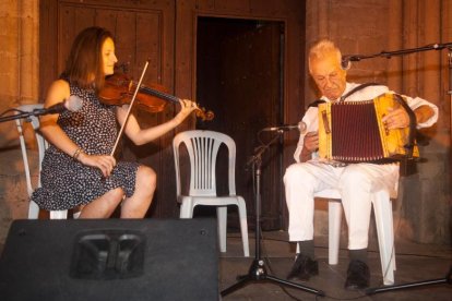 El acordeonista Artur Blasco, el jueves en su actuación frente a la iglesia de Santa Maria de Vilagrassa.