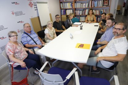 Un instant de la reunió de Gispert amb els paradistes de Ronda.