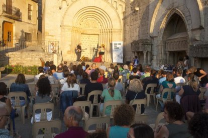 Actuación de Noémie Delavennat y Richard ‘White Boy’ White frente al monasterio.