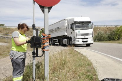 Imagen de la instalación de una de las cámaras que analizarán el tráfico de la N-240, que se llevó a cabo el lunes. 