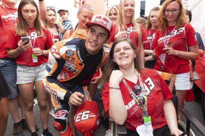 Marc Màrquez atendió a un grupo de fans antes de comenzar la sesión de entrenamientos libres.