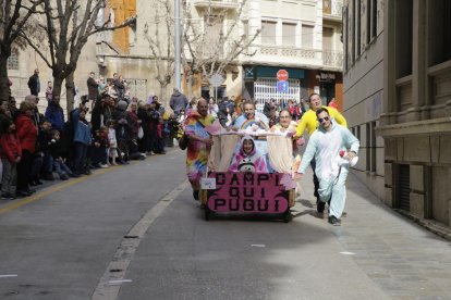 L'esbojarrada Cursa dels Llits de Lleida reuneix una dotzena d'andròmines