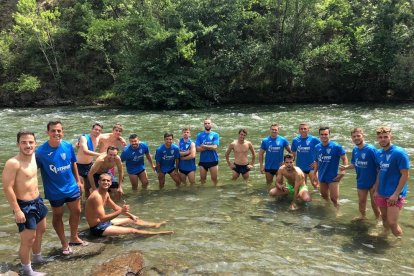 Los jugadores se refrescan en las aguas del Noguera Pallaresa.