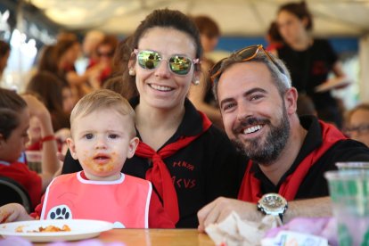 Víctor, María i Lluís: «Volem que el nen creixi amb aquesta festa»