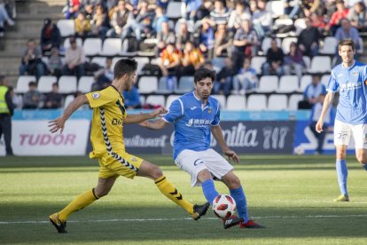 Xemi en una acció del partit.