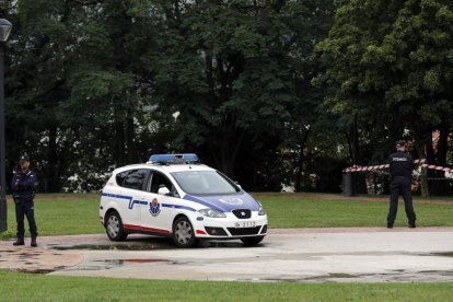 Agentes de la Ertzaintza custodian la zona en el parque de Etxebarria donde se produjo la violación.