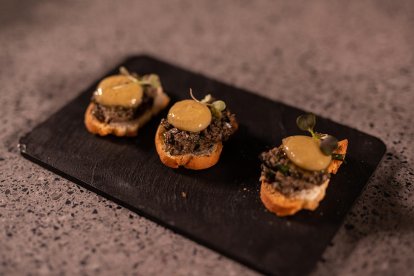 La tapenade o olivada negra s'elabora amb olives negres, tàperes, anxoves i suc de llimó.