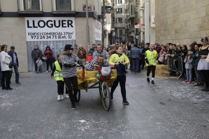 El llit amb rodes d’un dels dotze grups que van recórrer ahir el Centre Històric de Lleida.