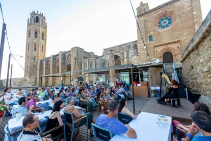 Música de arpa en el Turó  -  La octava edición del curso internacional de arpa que impulsa la arpista leridana Berta Puigdemasa culminó la tarde del pasado domingo con un recital en el Bar 1203 del Turó de la Seu Vella cargo de los alumnos pa ...