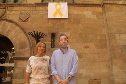 Los concejales del PP, Xavi Palau y Marisa Xandri, ayer al lado del lazo.