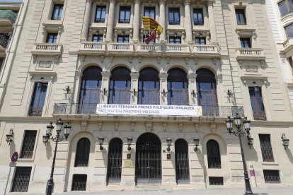 El balcó de la Paeria torna a lluir la pancarta de suport als presos