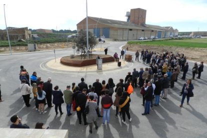 Un centenar de persones van assistir a la inauguració de la rotonda.