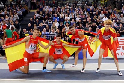 El lleidatà Bernat Erta, a la dreta, celebra amb els seus companys la medalla de plata a Glasgow.