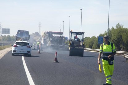 Trabajos para renovar el firme ayer en La Panadella hacia la Segarra. 