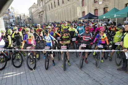 La sortida en una plaça de la Universitat a vessar.