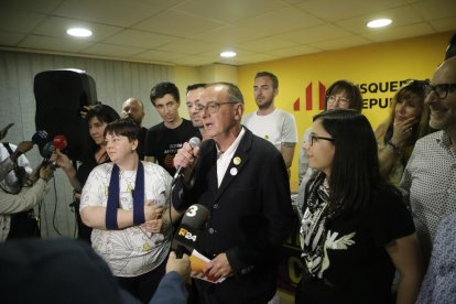 Pueyo, atenent els mitjans a la seu d’ERC diumenge a la nit al conèixer-se la seua victòria.