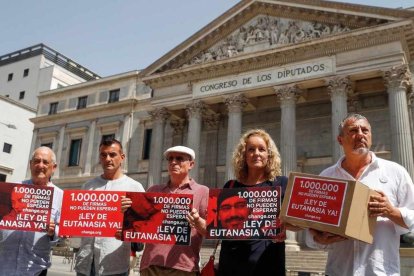 La plataforma Change.org entregó en julio un millón de firmas por la eutanasia en el Congreso de los Diputados. 