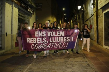 Imagen de la marcha nocturna convocada ayer por Marea Lila en la ciudad de Lleida.