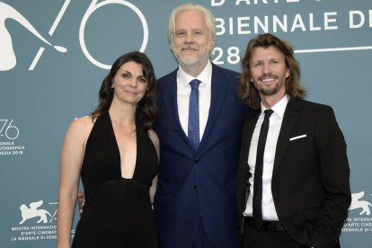 Los actores Hannah Chodos,Tim Robbins y Jeremie Loncka, ayer en el ‘photocall’ de la Mostra.