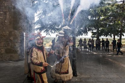 La plaza del Fossar fue el escenario de presentación de la Trobada Nacional de Ball de Diables.