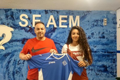 Inés Faddi y Patricia Teixidó, con la camiseta del AEM.