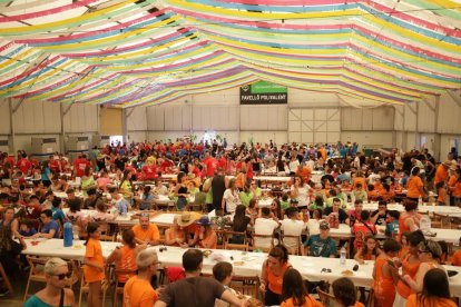 En la Festa de les Cassoles de Alcarràs, en el marco de su fiesta mayor, participaron casi 1.300 vecinos.