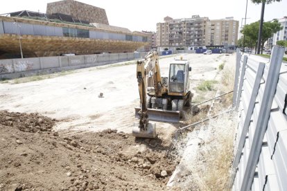 Una excavadora trabajando ayer en el solar junto a la Llotja.