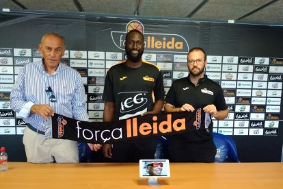 Michael Carey, ahir durant la presentació, al costat de Félix González i Jordi Guàrdia.