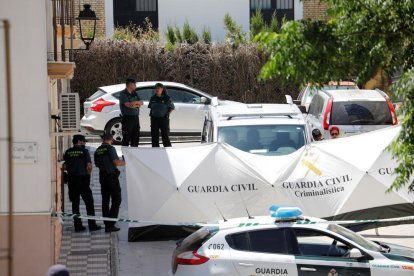 La Guardia Civil en la puerta del domicilio donde hallaron a la mujer.