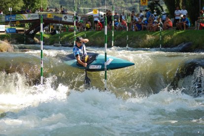 Miquel Travé, durante su descenso ayer en la categoría de canoa.