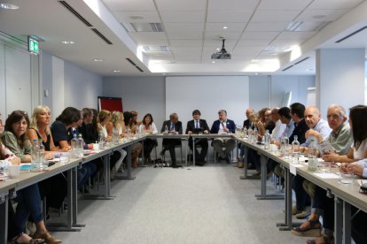 En Bruselas  -  Carles Puigdemont, el president Torra y el nuevo líder de JxCat en el Parlament, Albert Batet, presidieron ayer una reunión de la formación en Bruselas para estudiar la respuesta ante la sentencia del 1-O y encarar el nuevo curso ...