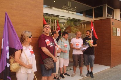 La concentración del sindicato CGT ante la sede del departamento de Educación en Lleida.