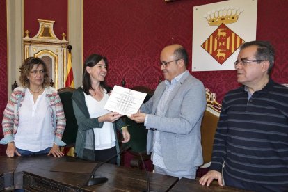 L’acte d’entrega del diploma, ahir a la sala de plens.