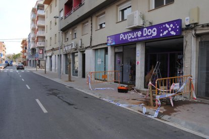 Dos persones van resultar ferides ahir a l’encastar el cotxe contra un aparador a Mollerussa.