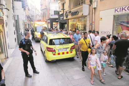 Desmai per l'onada de calor al carrer Major