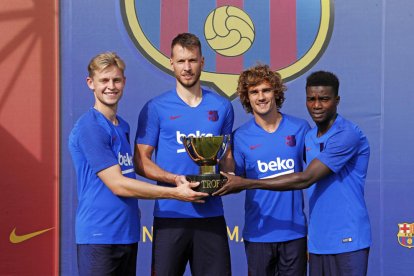 De Jong, Neto, Griezmann y Wagué posan con el trofeo del Joan Gamper, que se disputa esta tarde.