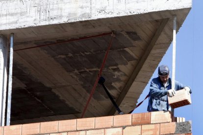 Imagen de un trabajador en la construcción de un bloque de viviendas.