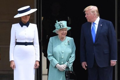 La primera dama, la reina Isabel II, amb Donald Trump.