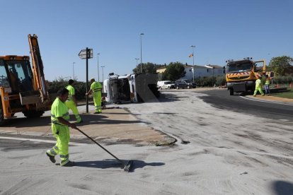 El camió ha bolcat a l'altura del punt quilomètric 14,5 i ha vessat una gran quantitat de gasoil.