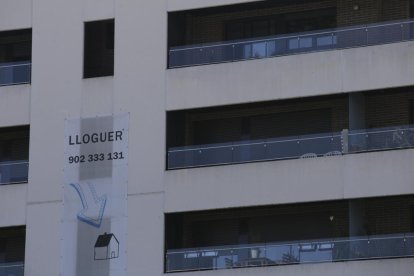 Un edificio de la capital con varias viviendas en alquiler. 