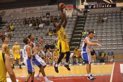 Lamine Dieng entra a canasta en una acción del partido de ayer en el Barris Nord.