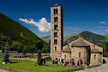 Un grup de visitants en una activitat guiada al temple romànic de Sant Climent de Taüll.