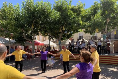 Baile de sardanas en la plaza de Castelldans con motivo de su fiesta mayor.