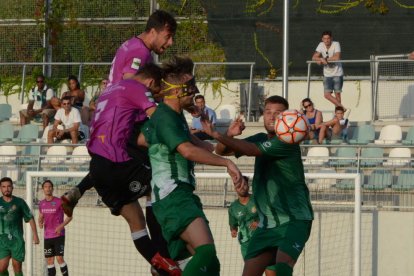 Pedro Martín, que va marcar el primer gol davant el Cerdanyola, remata una pilota.