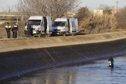 La recerca del cotxe que va caure al canal al febrer.