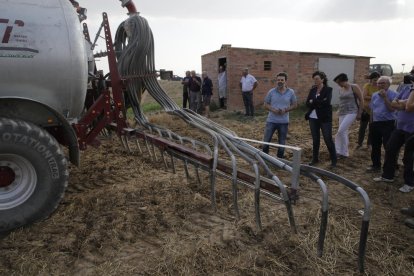 La consellera Jordà, ayer en la demostración de una máquina de aplicación de purines en Albesa.