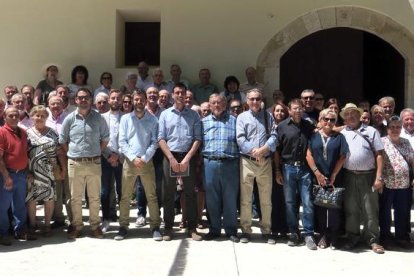 Foto de familia con los regantes en la casa del agua.